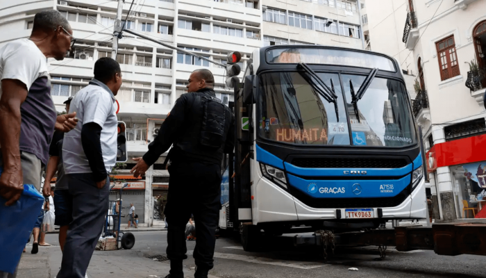 Ônibus como barricadas no Rio de Janeiro, durante a Operação Contenção da Polícia Militar (...