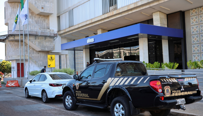 Viatura da Polícia Federal estacionada em frente ao Banco de Brasília (BRB), durante operação...