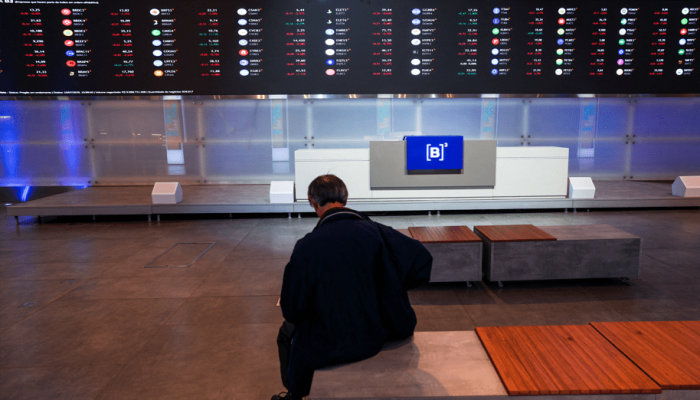 Painel eletrônico mostra cotações na B3 10/07/2025 REUTERS/Alexandre Meneghini