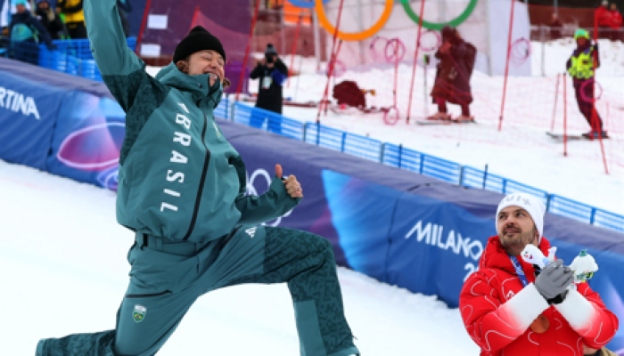 Lucas Pinheiro Braathen comemora ouro no slalom gigante. REUTERS/Denis Balibouse