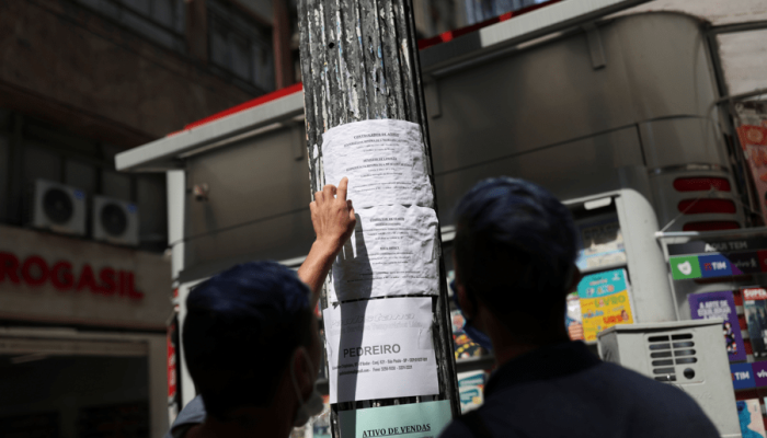 Pessoas observam anúncios de emprego em poste de luz no centro de São Paulo 30/09/2020 REUTERS/...