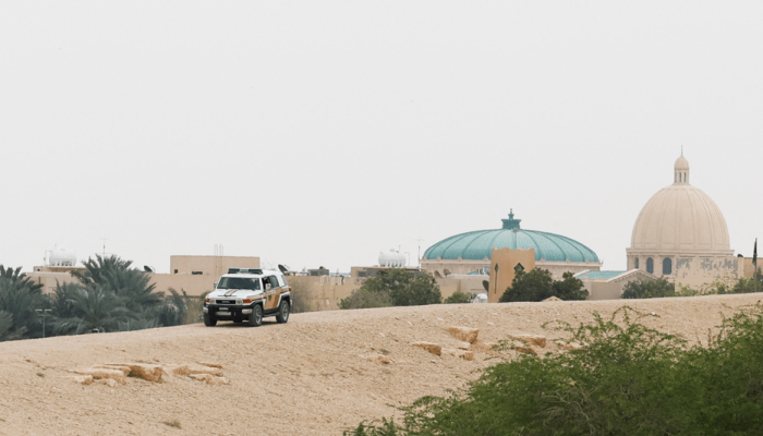 Veículo das forças de segurança patrulha uma área em meio ao conflito entre os EUA e Israel c...