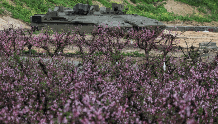 Veículos militares israelenses perto da fronteira com o Líbano 21/3/2026 REUTERS/Tyrone Siu