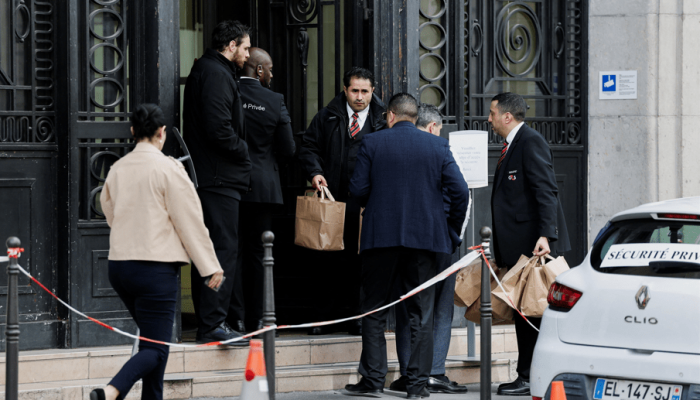 Membros da segurança privada trabalham em frente aos escritórios do Bank of America em Paris, a...