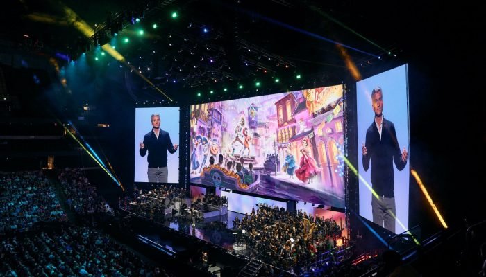 Josh D'Amaro, presidente da Disney Experiences, faz comentários durante o D23 2024: The Ultimate...