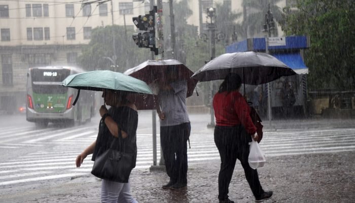 SP - CHUVAS/SP/ALERTA - GERAL: Pedestres enfrentam chuva na região central da cidade de São Pau...