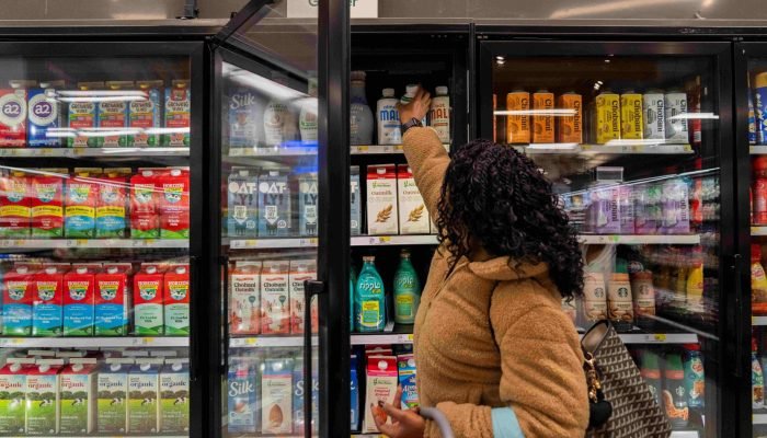 Consumidora faz compras nos EUA; crescimento econômico estava mais lento já no fim de 2025 (Fot...