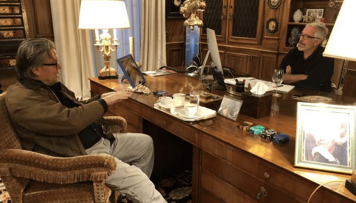Foto sem data fornecida pelo Departamento de Justiça dos EUA mostrando Jeffrey Epstein, à direi...