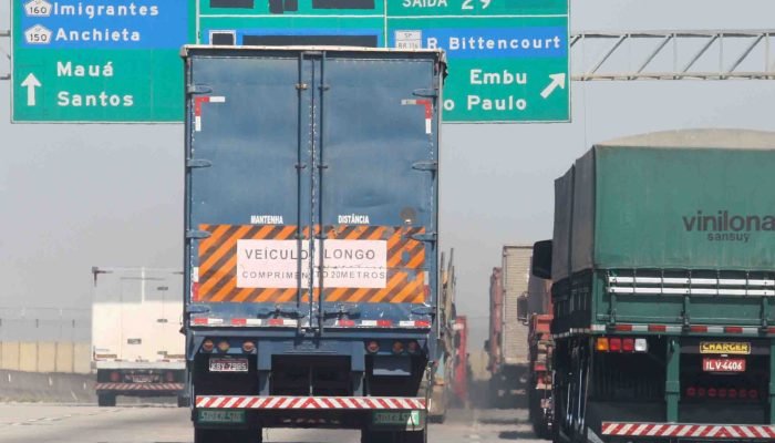 Caminhões trafegam no trecho do Rodoanel entre a Rodovia Castelo Branco e a Raposo Tavares, sent...