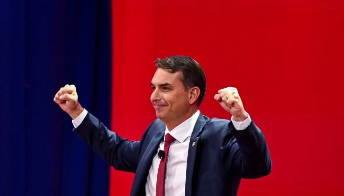 O senador brasileiro Flávio Bolsonaro participa da conferência CPAC USA 2026, no Texas - 28/03/...