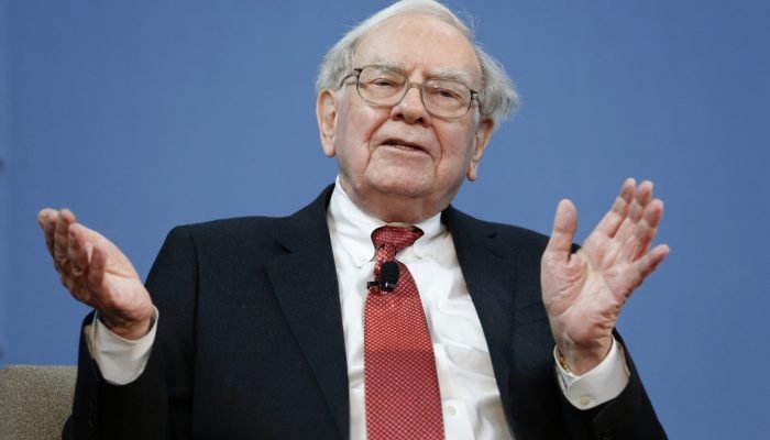 Warren Buffett em um evento da iniciativa 10.000 Pequenas Empresas do Goldman Sachs Group em Detr...