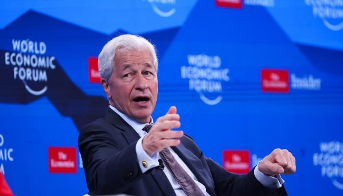 Jamie Dimon, CEO do JPMorgan Chase, defende cautela no desemprego causado por IA (Foto: Getty Ima...