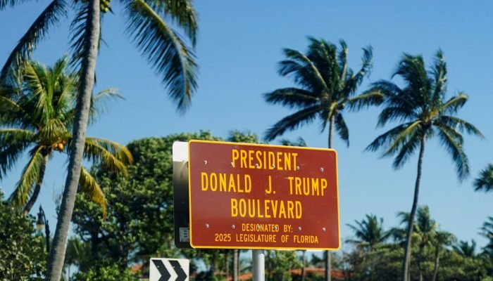 Placa da recém-renomeada Presidente Donald J. Trump Boulevard é vista do lado de fora de Mar-a-...