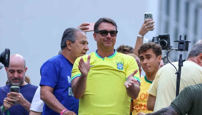 SP - CASO MASTER/MANIFESTAÇÃO/SP/PAULISTA/DIREITA - POLÍTICA - O senador Flávio Bolsonaro (PL...