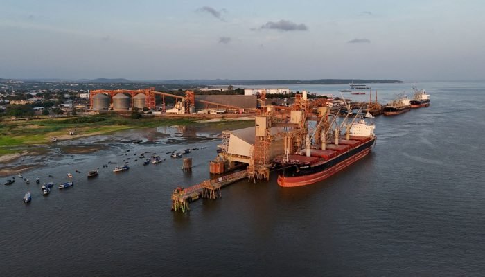 Vista aérea por drone mostra o terminal de grãos da Cargill em Santarém, no Pará - 08/10/2024...
