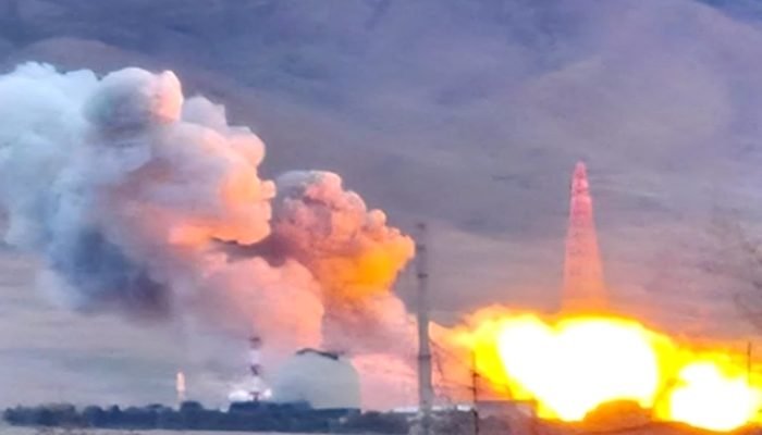 Fogo no reator de Khondab, no Irã, após ataque de Israel (Foto: Reprodução das redes sociais)