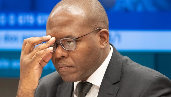 1 de 1 impeachment colorida mostra Silvio Almeida com as mãos encobrindo parte do rosto, seguran...