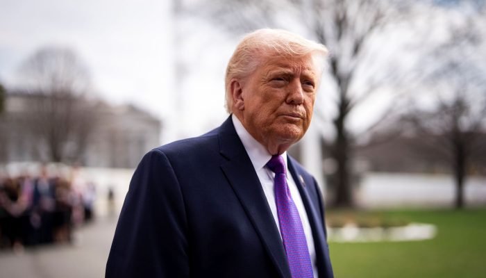 ARQUIVO — O presidente Donald Trump fala com repórteres no gramado sul da Casa Branca, em Wash...