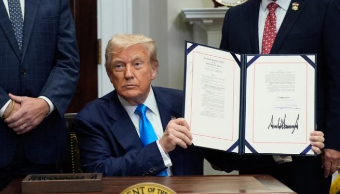Trump-assina-decreto-que-aplica-taxa-de-50-a-produtos-brasileiros-e-cita-‘perseguicao-a-Bolsonaro-como-uma-das-razoes-1