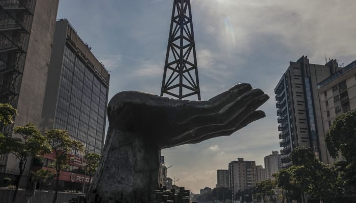 Uma estátua de uma mão segurando uma torre de perfuração perto da sede da empresa estatal de ...