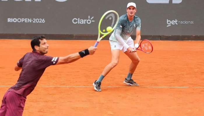 João Fonseca e Marcelo Melo em ação durante a final do Rio Open (Foto: FOTOJUMP)