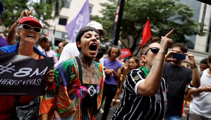 Mulheres participam de uma marcha para marcar o Dia Internacional da Mulher, em São Paulo, Brasi...