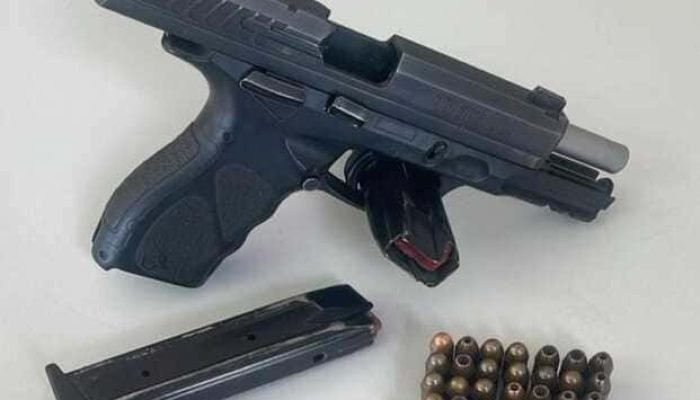 Um homem foi detido na manhã desta quinta-feira (12), por volta das 10h30, no bairro Vila Vitór...