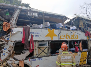 Acidente com ônibus em Petrópolis deixa nove mortos, incluindo uma criança