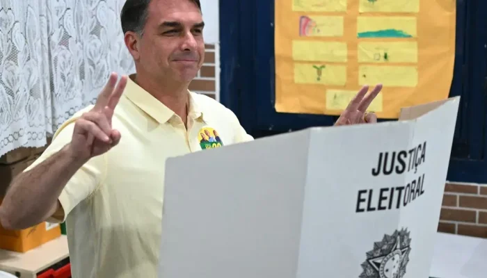 Ações brasileiras sobem em Nova York com liderança de Flávio Bolsonaro