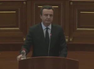 Albin Kurti é reeleito primeiro-ministro do Kosovo em meio a impasse político
