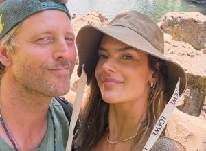 Alessandra Ambrosio revela novas fotos com Buck Palmer após noivado