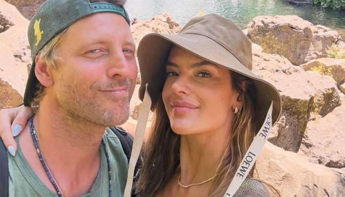 Alessandra Ambrosio revela novas fotos com Buck Palmer após noivado