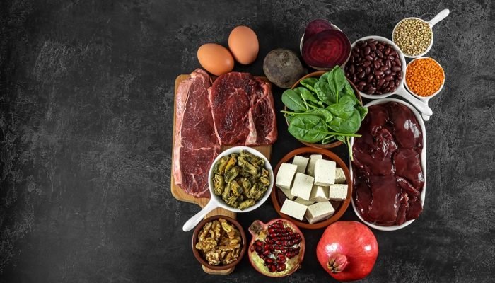 1 de 1 Imagem mostra mesa preta com vários alimentos ricos em ferro, como carnes, frutas e veget...