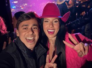 Ana Castela e Nikolas Ferreira fazem gesto do PL em evento