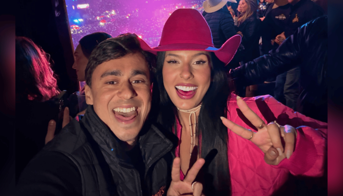 Ana Castela e Nikolas Ferreira fazem gesto do PL em evento