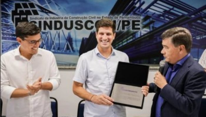 João Campos recebeu homenagem durante agenda no Sinduscon-PE - Edson Holanda - PCR