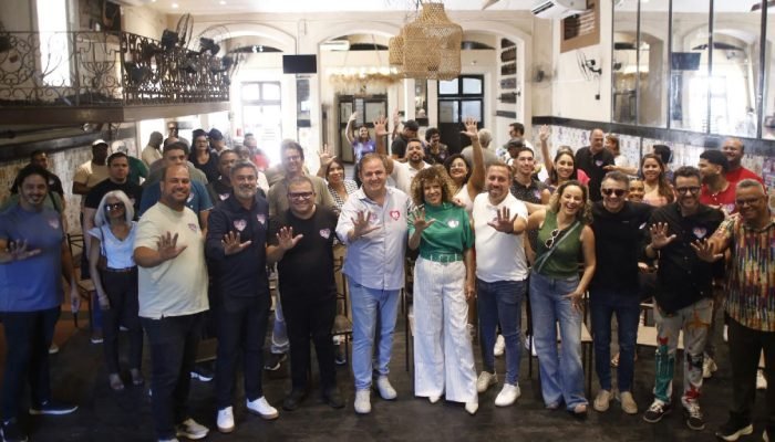 Anderson Luiz discute políticas culturais com artistas no Recife