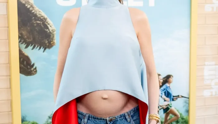 Anne Hathaway revela inspiração por trás de seus looks de maternidade