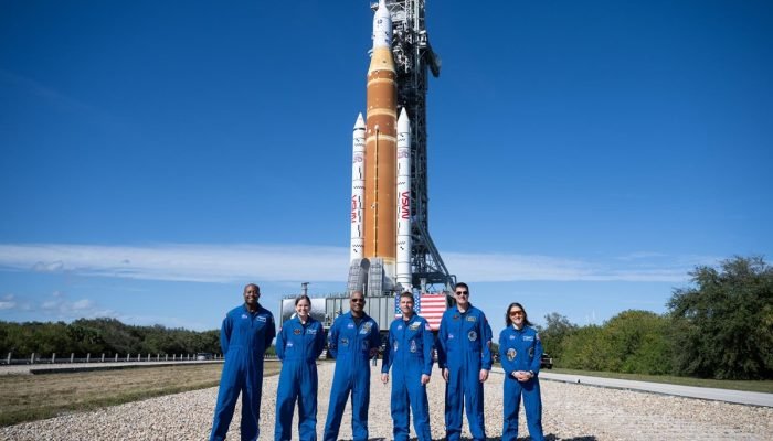 1 de 1 Imagem colorida mostra astronautas que irão participar da Artemis II e a nave que os leva...