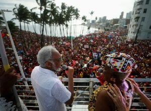 Ato pela democracia em Salvador reúne artistas em defesa de direitos sociais