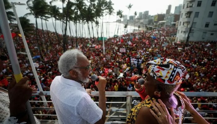 Ato pela democracia em Salvador reúne artistas em defesa de direitos sociais