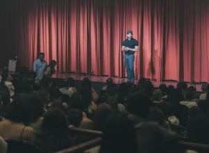 Ator comenta prisão de colega e reflete sobre masculinidade