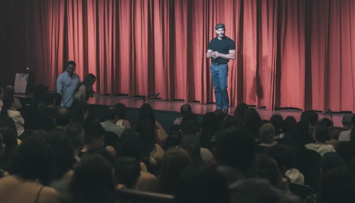 Ator comenta prisão de colega e reflete sobre masculinidade