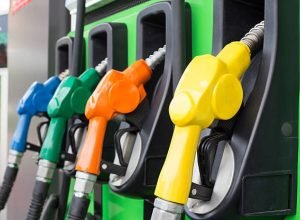 Aumento do etanol na gasolina gera debate sobre impactos nos veículos