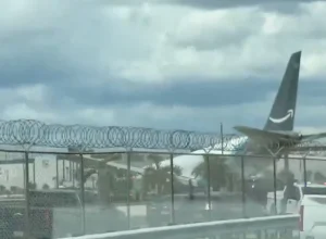 Avião da Amazon ultrapassa pista em Miami e operações são suspensas