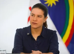 Baixa adesão em reunião de Raquel Lyra com prefeitos preocupa campanha