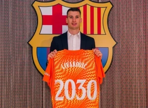 Barcelona reforça elenco com goleiro Livakovic até 2030