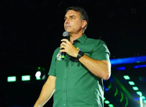 Bispos católicos criticam Flávio Bolsonaro em carta sobre eleições