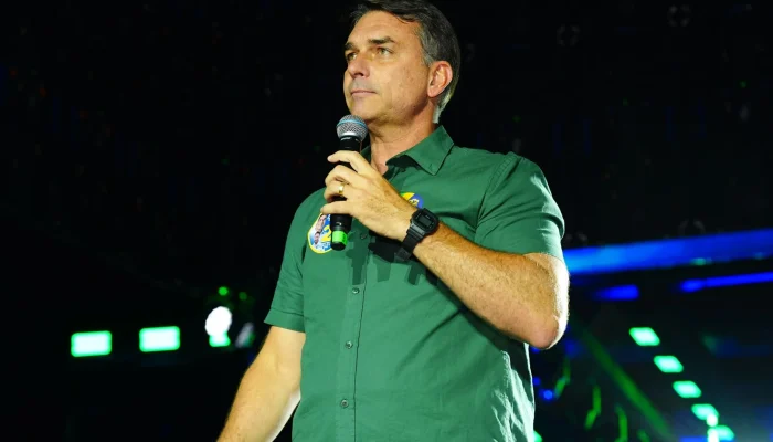 Bispos católicos criticam Flávio Bolsonaro em carta sobre eleições