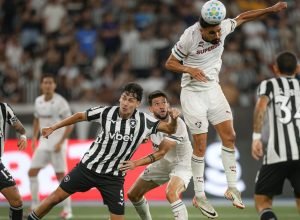 Botafogo e Fluminense empatam em clássico emocionante no Brasileirão